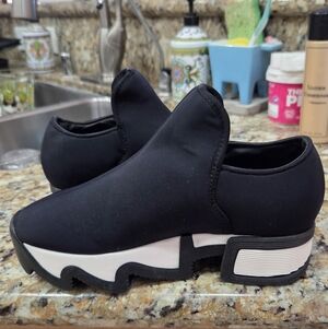 Stylish Black Women's Slip-On Sneakers